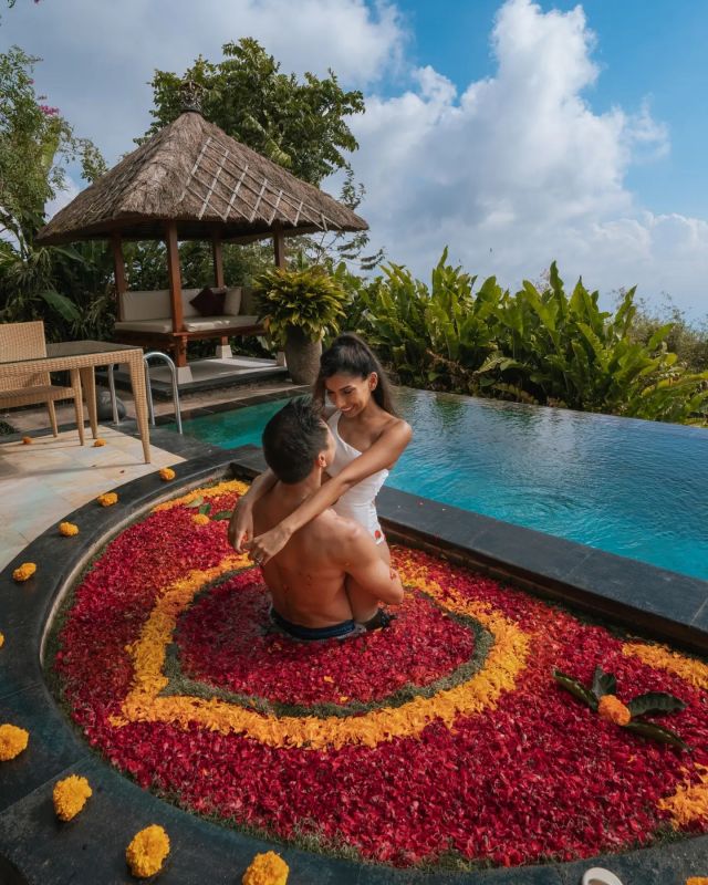 Love blooms in our private oasis where a soothing symphony of romance intertwines with the floral delight🌹
.
.
.
.
.
#mundukmodingplantation #munduk #mmp #coffeeplantationresort #northbali #thebaliguideline #luxuryresortbali #discoverbali #romantic #nature