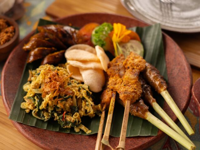 Discover the true flavors of north Bali at Warung Bongkot - your authentic Balinese culinary journey awaits!🥘
.
.
.
.
.#munduk #mmp #coffeeplantationresort #northbali #ecoresortbali #luxuryholidays #balibucketlist #sustainablebali #boutiquehotelbali #exoticbali #balihoneymoon #beautifulhotels #discoverbali #balifood  #balineseculture