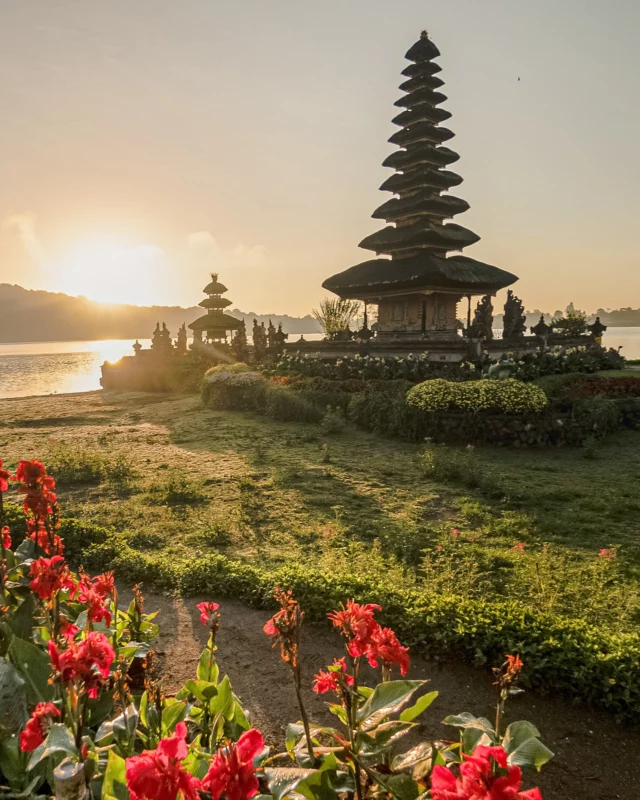 Step into a postcard at Bali’s iconic water temple - Ulun Danu Beratan
.
.
.
.
.
@ulundanuberatan
#mundukmodingplantation #munduk #mmp #northbali #floatingtemple #natureescapebali #explorebali #discoverbali #balinature #wonderfulindonesia #baliparadise #exoticbali #beautifuldestinations #baliculture #ulundanuberatan
