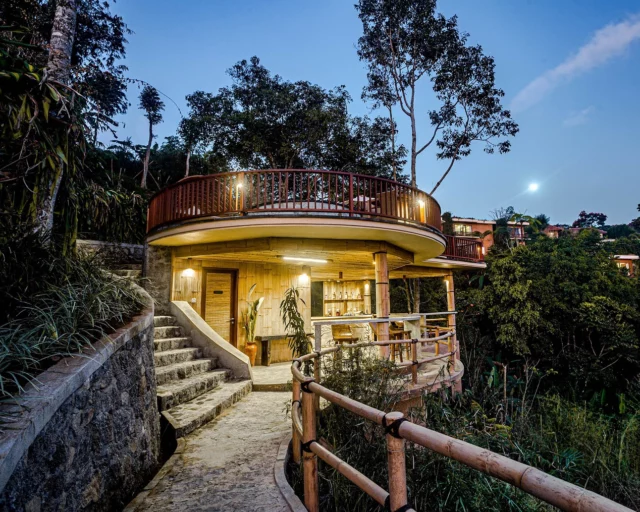 Discover a tranquil retreat at Rasa Alam, our rainforest oasis. Enjoy nourishing drinks or locally inspired cocktails, relax by the jacuzzi, and experience the natural beauty of Bali.
.
.
.
.
.
#mundukmodingplantation #munduk #mmp #coffeeplantationresort #northbali #ecoresortbali #bestinfinitypoolbali #balibar #balineseculture #rasaalam